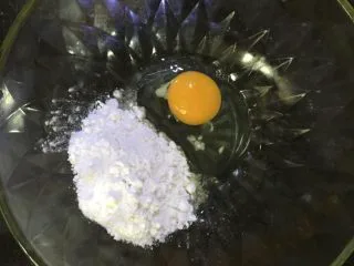 三色法式玛德琳蛋糕,鸡蛋和糖粉,打散搅拌均匀,不用打发