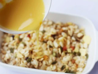 香蕉牛奶烤燕麦,倒入蛋液。