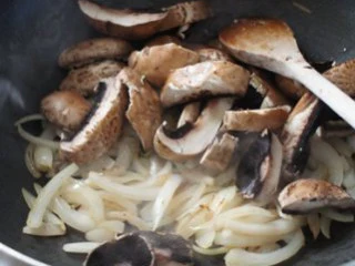 蘑菇洋葱牛肉小炒——偶尔自私很开心,锅热油,下洋葱,翻炒至变色变软。