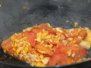 番茄鸡蛋通心粉,炒匀