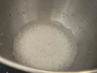 十分优秀de巧克力戚风蛋糕,90g细砂糖粉三次加入，第一次加入的时间刚刚出现粗泡