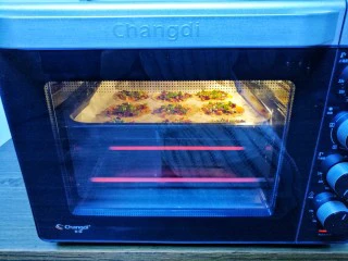 饺子皮辣酱饼,放入预热好的烤箱，放入中层180度上下火烤5分钟。