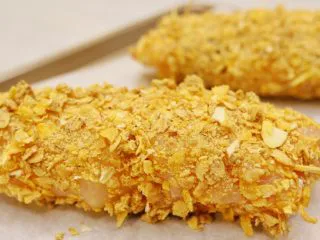 蓝带爆浆鸡排,放在垫了烤纸的烤盘里