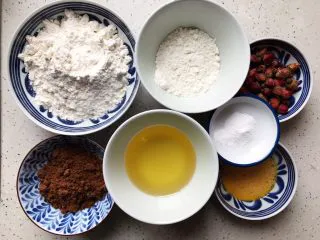 玫瑰花红糖小酥饼,首先我们准备好所有食材：低筋粉：50g，中筋粉：150g，红糖：60g，食用油：100g，玫瑰花20g，泡打粉：3g，全蛋液：25g