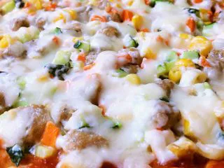 秘制芝心卷边披萨,满满的芝士馅料哦。