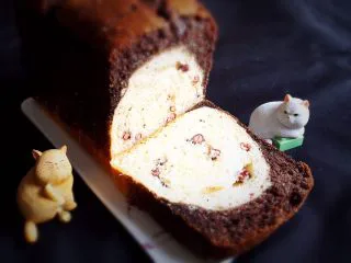 黑砖蜜豆吐司,冷却后切片就可以品尝了,蛋糕和面包搭配味道不错。