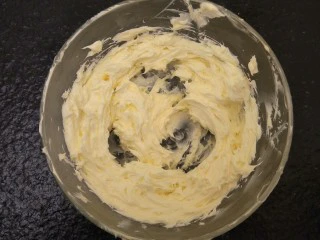 蒜香香肠热狗面包,100克软化的黄油打发至体积发白。