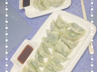 马卡龙色 高颜值汤饺系列@@ 猪肉大葱馅●麦穗饺,最后补充一句，弄一点蒜泥，加生抽，饺子醋，老干妈，一起蘸着吃，才更好吃呢。装盘时候不要叠起来，最好是用这种底部有圆揪揪的饺子盘子，并记得翻面和串串，要不黏在一起，或者底部泡很多水，就影响口感和美观了。配上一碗饺子汤，原汤化原食，还可以解解酱油的咸，滋润一下味蕾，再好不过了！讲究可真多。哈哈。常舒一口气，追求完美的我，不写全，都不瞑目呀！！ 如果逢年过节，你端上这样一盘饺子，一定会得到赞美和拥抱吧！