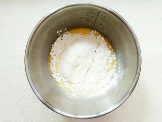 榴芒千层蛋糕,放入已过筛的低筋面粉!