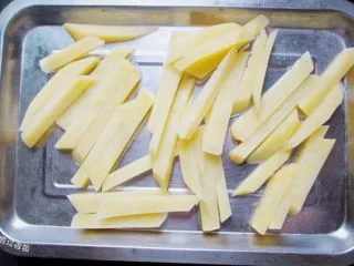 黑胡椒牛排，自制简单西餐,放入热水里，煮至5分熟，捞出，晾干水分