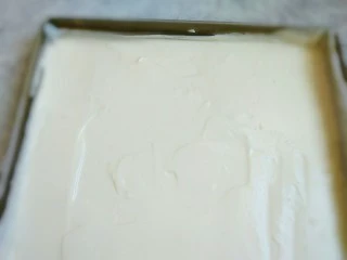 火龙果盒子蛋糕,蛋糕糊倒入方形烤盘，放入提前预热好的烤箱170度20分钟