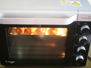 骨头都啃光的奥尔良鸡翅根,烤盘铺上油纸，摆好鸡翅根。放入预热好的烤箱，180度烤20分钟。