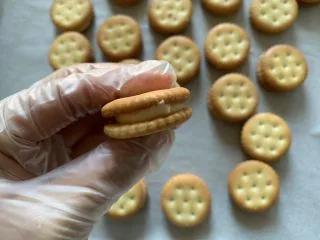 超级拉丝牛轧饼干,再盖上另一块