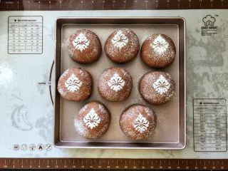 可可冰心面包,9、表面筛上一层薄薄的高粉。