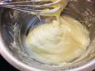 可可波纹戚风蛋糕,用Z字法将低粉与乳化后的液体搅拌充分,没有颗粒,表面光滑。