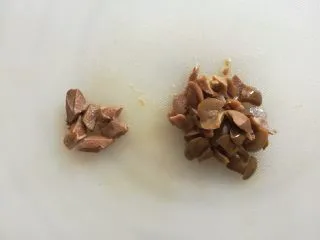 多汁碎牛排三明治,油渍橄榄去核切成丁