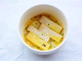 超好吃的土司条,土司条裹上鸡蛋液。