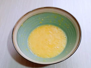 黑芝麻麻薯面包,用手动打蛋器打至出现小细泡泡。