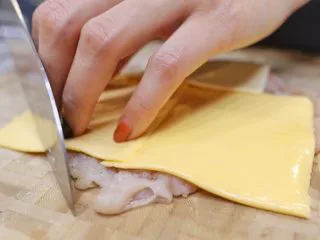 蓝带爆浆鸡排,修整边缘