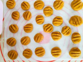 枸杞红枣饼干,上下火210度30分钟。