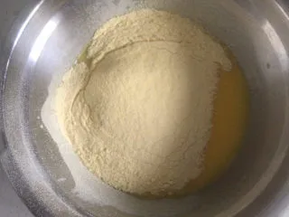 玉米面杯子蛋糕(少油少糖粗粮蛋糕),再分两次筛入玉米面