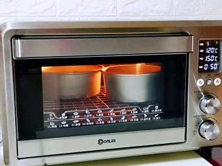 双层奶油蛋糕,入烤箱中层，上120度，下150度烤50分钟！（时间及温度仅供参考） 取出后倒扣在晾网上凉透再脱模！