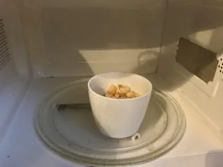 土豆苹果炖饭,拿到微波炉叮两分钟。