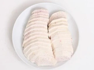 芋泥肉松泡芙,制芋头洗净去皮,切成片