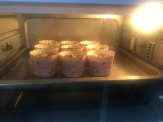 玉米面杯子蛋糕(少油少糖粗粮蛋糕),送入预热好的烤箱,上下火150度烤40分钟,中途不能开烤箱门,每个烤箱脾气不同,温度和时间根据自己烤箱的脾气来调整