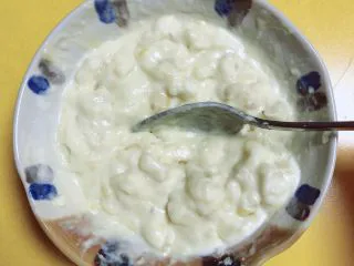 蜜瓜蔬果披萨,再加入淡奶油,用勺按压搅拌均匀成泥状即可。