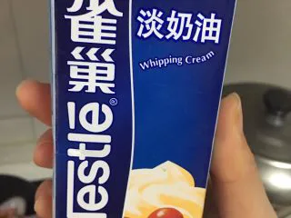 火腿奶油意面,7️⃣ 准备100ml淡奶油，倒入锅中。