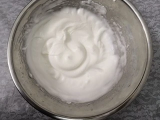 无油肉松蛋糕卷,蛋白放入45克糖,打发至硬性发泡