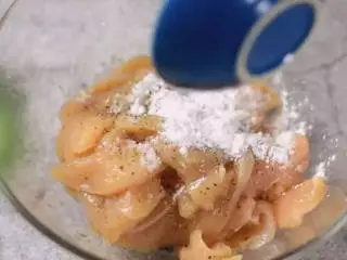 美味的茄汁鸡肉好吃又简单,做法分享给你 ,加入盐、黑胡椒粉、淀粉