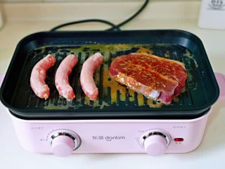 牛排芦笋盖意面,黄油融化后加入腌制好的牛排,香肠。