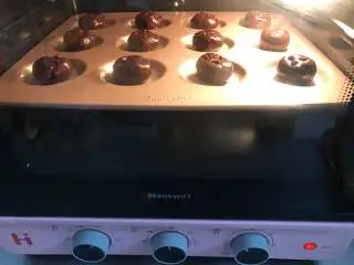 巧克力软曲奇,把烤盘放入预热好180度的烤箱中，烤10分钟即可。