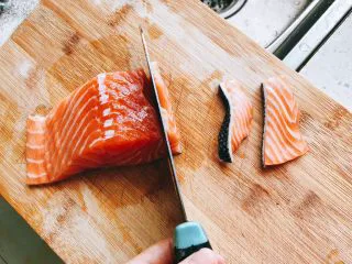 白灼沙拉三文鱼-西餐、年夜饭,再切片，每片宽度约0.5厘米。