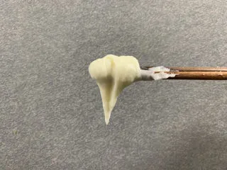 火龙果渐变蛋糕(宝宝辅食),蒸熟的山药打成泥,加入适量水或配方奶调整湿度,使山药泥变成方便抹面的状态,用筷子挑起一点,滴下如图小三角就ok了