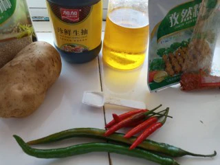 香辣孜然土豆片烤箱版,准备原料