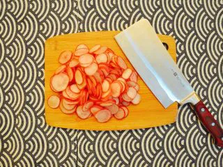 夏日开胃小菜——柠檬橙香萝卜,樱桃萝卜切薄片；