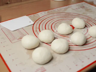 绵绵脆巧奶油包,包成球形,收紧表面。松弛20分钟,盖湿布,让表面不要变干。