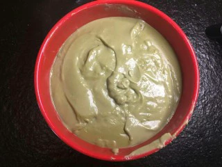 爆浆抹茶冰心面包,放入碗中，表面盖一张保鲜膜等冷却。放冰箱。