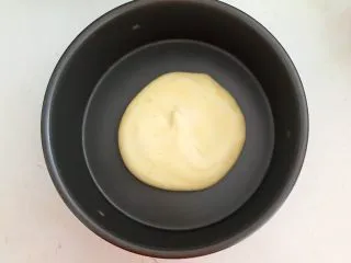 茶香戚风蛋糕,在烤盘里加入一勺蛋糊