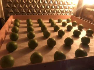 法式抹茶莎布雷酥球,放入预热好的烤箱160度16分钟。