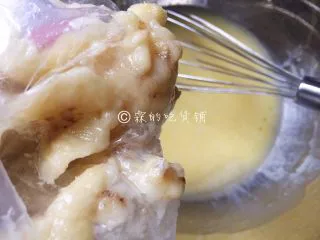香蕉葡萄干麦芬,按压成泥后倒入蛋油糊中