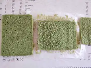 抹茶荔枝慕斯蛋糕,【抹茶荔枝慕斯】 晾凉的抹茶蛋糕撕去油纸,用刀片成3片!