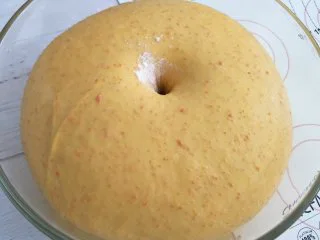 胡萝卜热狗面包,做营养美味早餐,判断状态是,手指沾粉戳洞,不塌陷,也不会很快回缩即可