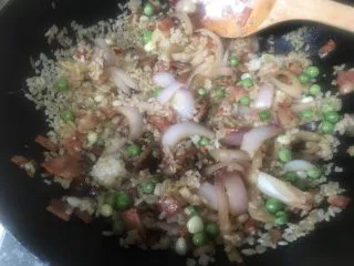 芝士培根焗饭,大火快速炒米饭颗粒分明，均匀上色即可。