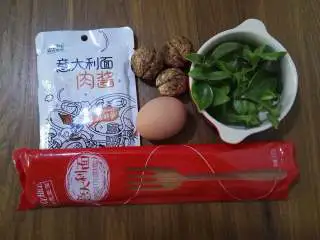 美味+营养+核桃+肉酱意面,周末的早晨,给自己准备一顿好吃的吧,鸡蛋、核桃、田七叶、意大利面和肉酱料包。