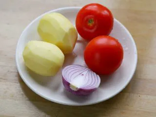 西红柿土豆浓汤,1.备好主材:西红柿、土豆、洋葱