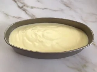 轻乳酪芝士蛋糕,倒入6寸固底不粘椭圆模具中